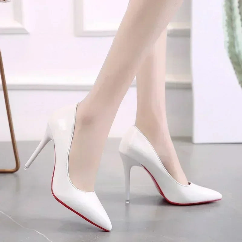 2025 Nouveaux talons hauts pour femmes Semelle rouge Bout pointu Talons aiguilles Style classique Dîner de mariage Couleurs complètes Chaussures à dessus peu profond