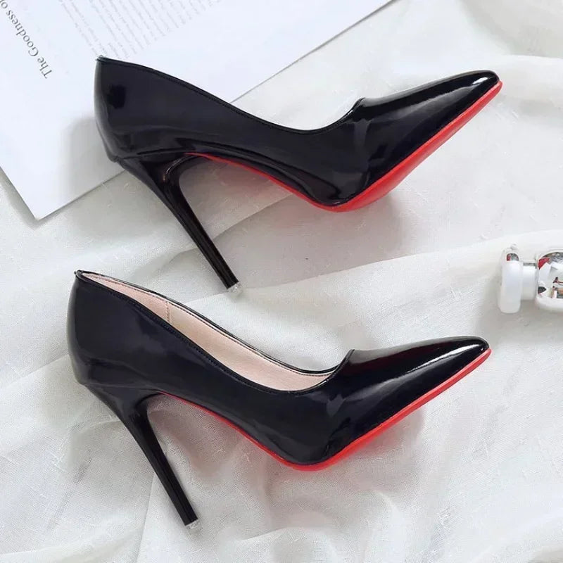 2025 Nouveaux talons hauts pour femmes Semelle rouge Bout pointu Talons aiguilles Style classique Dîner de mariage Couleurs complètes Chaussures à dessus peu profond