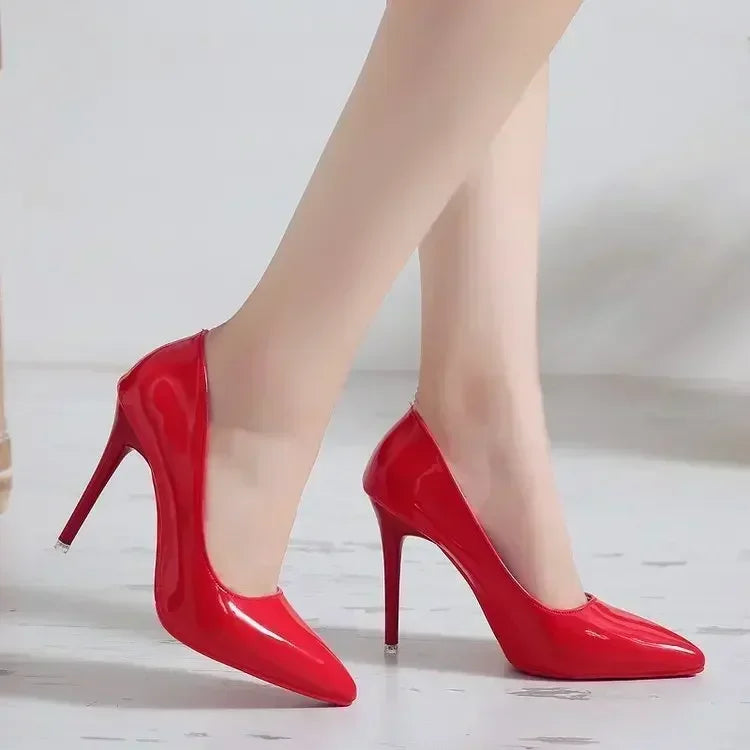 2025 Nouveaux talons hauts pour femmes Semelle rouge Bout pointu Talons aiguilles Style classique Dîner de mariage Couleurs complètes Chaussures à dessus peu profond